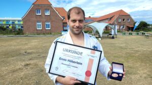 Enno Häberlein bekommt die bronzene Ehrennadel vom DJJV verliehen.